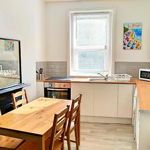 Entire Floor 2 Bedrooms On Westcliff Apartment